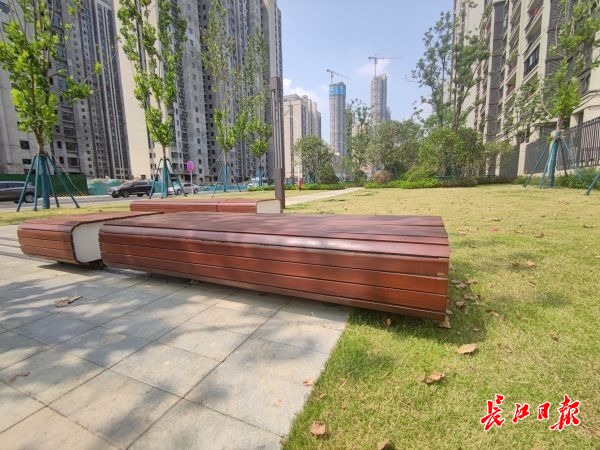 天津微型公园移动椅有些“翘气了”